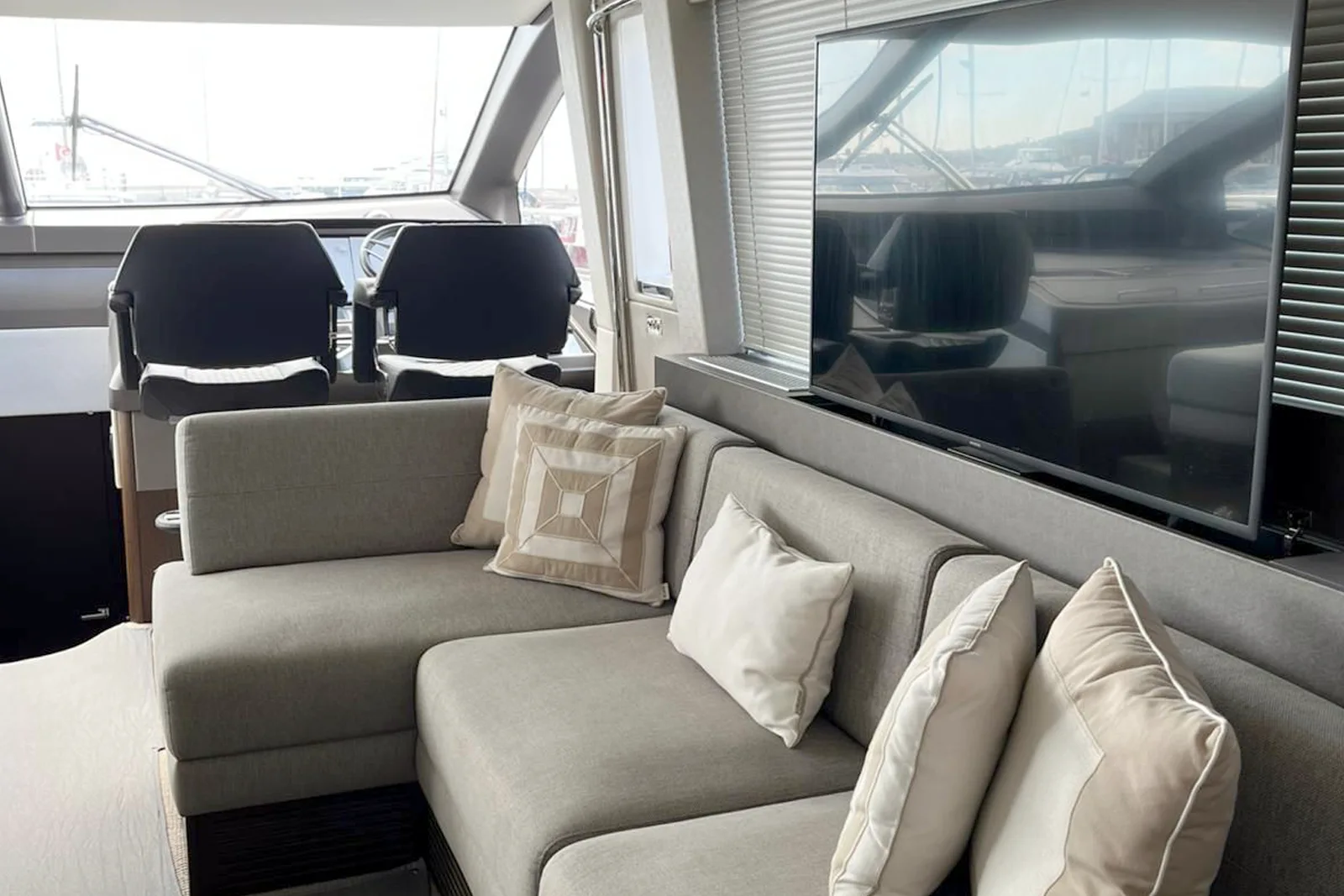 SUNSEEKER MANHATTAN 66 main saloon