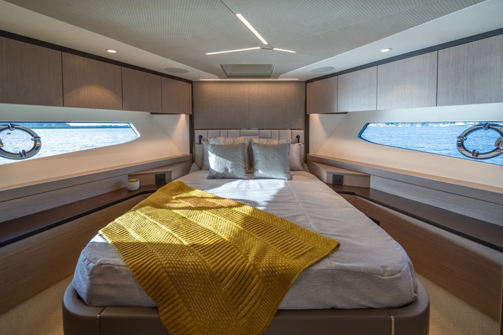 SUNSEEKER MANHATTAN 68 starboard exterior