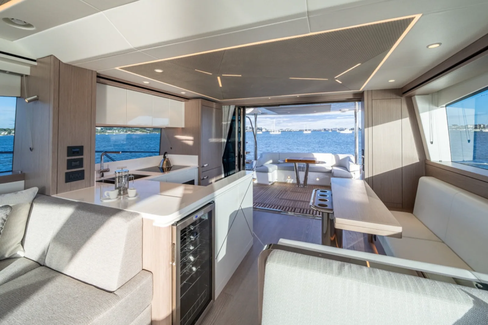 SUNSEEKER MANHATTAN 68 main saloon